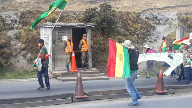 Cocaleros bloquean el ingreso a los Yungas y norte paceño Erbol