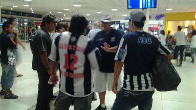 Hinchas del Alianza Lima agreden a su técnico a la llegada a Ezeiza