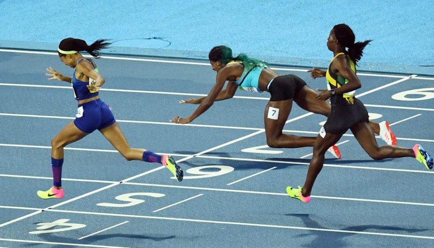 SHAUNAE MILLER SE ARROJA A LA LÍNEA DE META Y GANA ORO