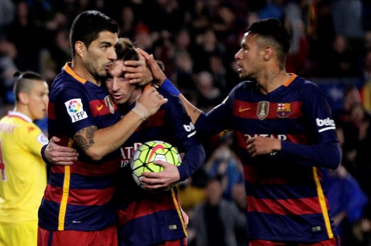 BARCELONA NO SUELTA EL PRIMER LUGAR Y GOLEA AL GIJÓN