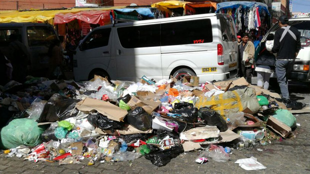 El Alto se llena de basura por bloqueo al relleno sanitario | Erbol ...