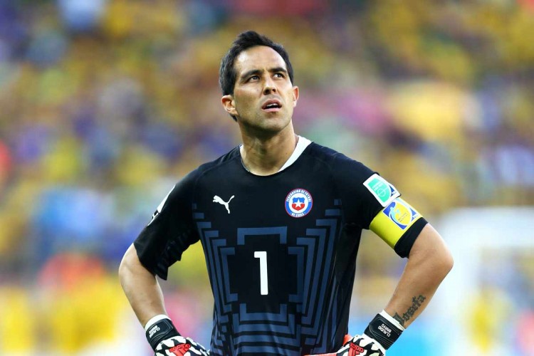 CLAUDIO BRAVO BAJA EN CHILE PARA ENFRENTAR A PARAGUAY Y BOLIVIA