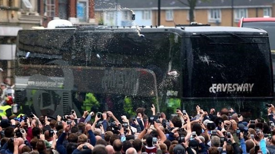 EL BUS DE MANCHESTER UNITED FUE APEDREADO EL BUS DE MANCHESTER UNITED FUE APEDREADO