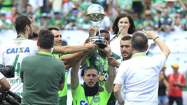 Los sobrevivientes levantaron el trofeo de la Copa ...