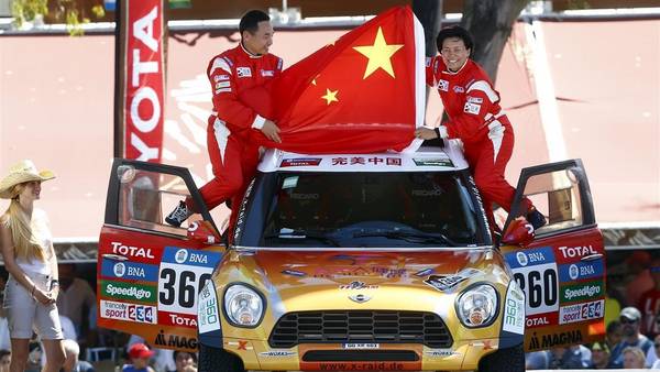 UN AUTO ATROPELLÓ A OCHO PERSONAS EN EL RALLY DAKAR