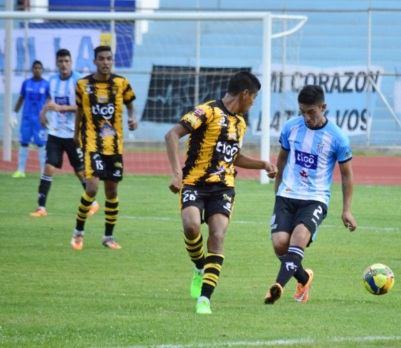 BOLÍVAR GOLEÓ Y THE STRONGEST PERDIÓ