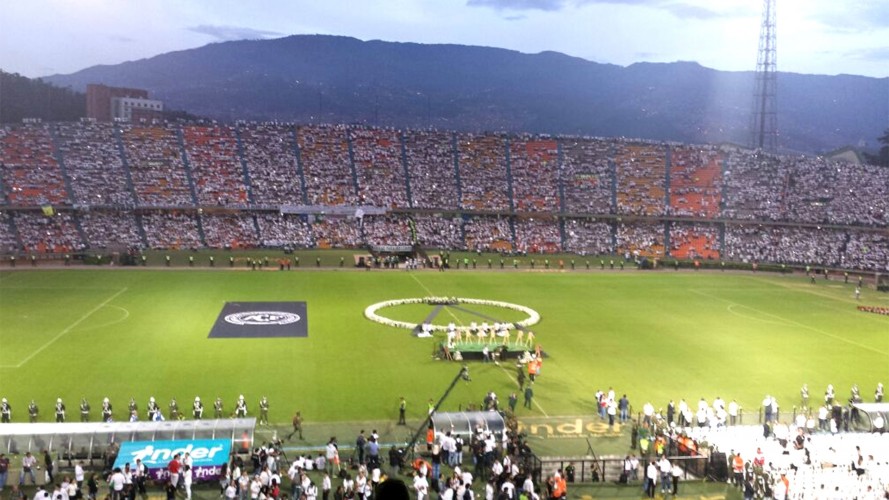 COLOMBIA CON EMOTIVO HOMENAJE A CHAPECOENSE