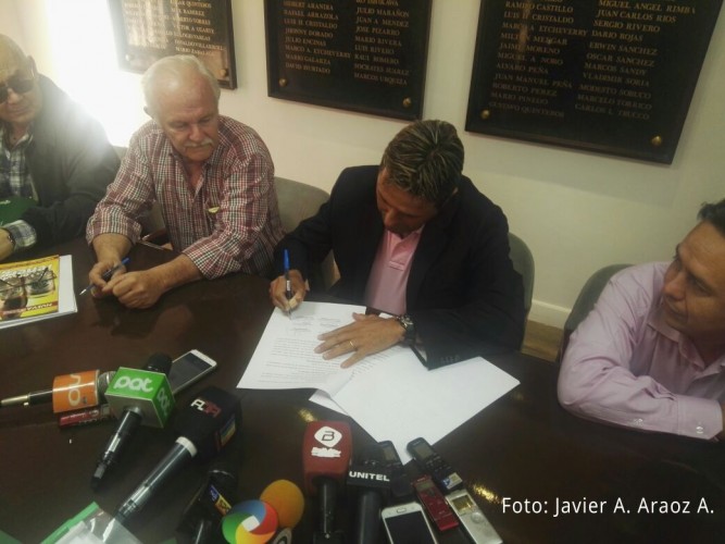 HOYOS ESTARÁ MAÑANA EN LA PAZ