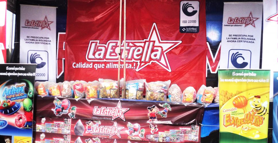 Certificación ISO2000 junto al logo de Industrias Alimenticias La Estrella Productos La Estrella