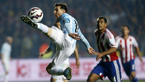 Messi realizando una pirueta para controlar el balón frente a Paraguay