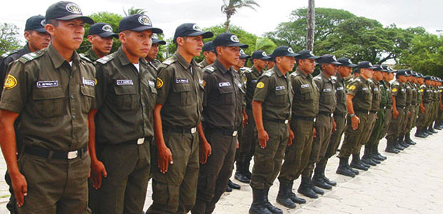 policias en fila