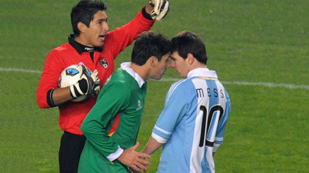 Raldes a empujones con Messi, Copa América Argentina 2011