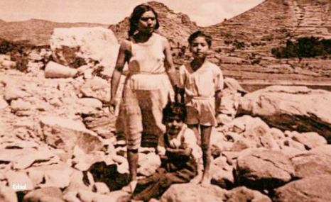 Ramón Aguilar junto a su madre y su hermano