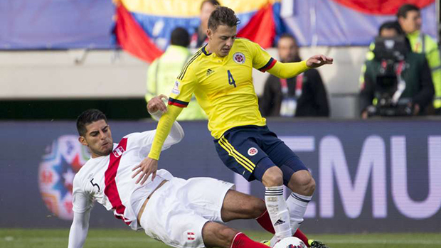 Santiago Arias (Colombia) y Zambrano (Perú) en disputa por el balón