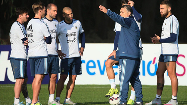 Martino dando indicaciones a la Selección Argentina en entrenamiento previo a enfrentar a Colombia