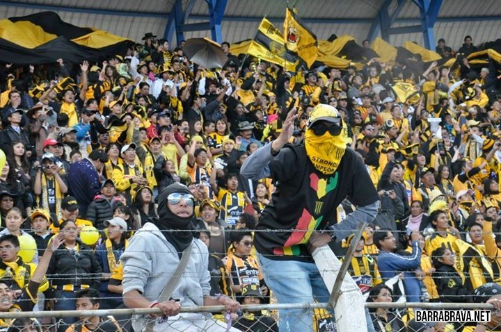 HINCHAS ATIGRADOS SE ENFRENTAN EN LAS CALLES HINCHAS ATIGRADOS SE ENFRENTAN EN LAS CALLES