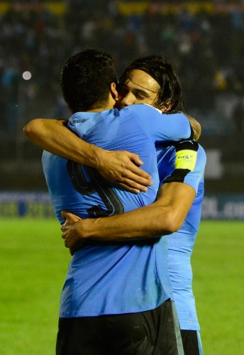 URUGUAY CON UNA GOLEADA ALCANZA EL LIDERATO ANTE PARAGUAY