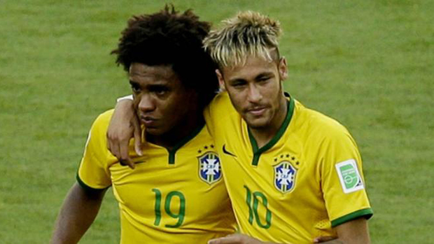 Willian y Neymar abrazados