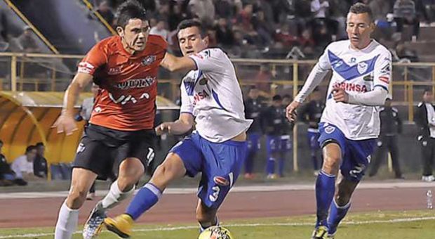 jugador de Wilstermann contra dos de San Jose