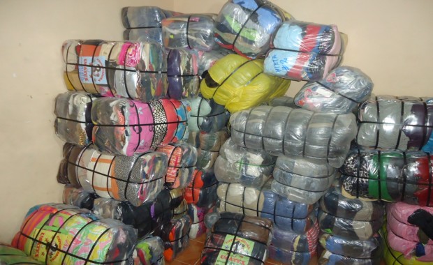 Aduana decomisa 1.500 fardos de ropa usada en la feria 16 de Julio y se  produce un enfrentamiento entre efectivos y comerciantes | EL DEBER