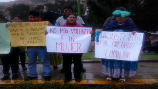 Foto de familiares de una mujer en situación de violencia pidiendo justicia