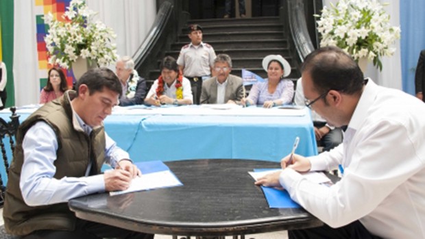 Firma de contrato para el Tren Metropolitano de Cochabamba Firma de contrato para el Tren Metropolitano de Cochabamba