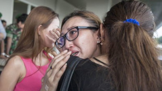 Foto de familiares de avión desaparecido AirAsia
