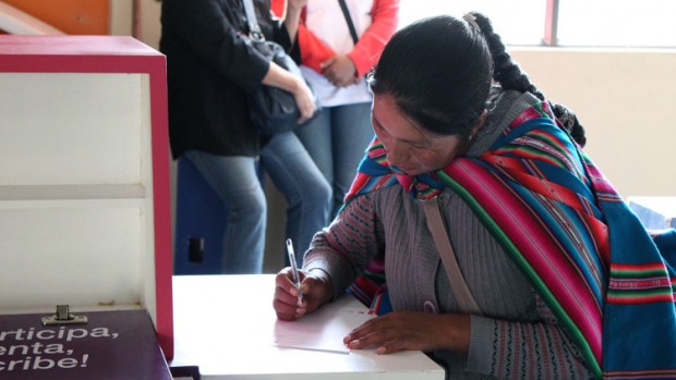 Mujer escribiendo para Cartas de Mujeres