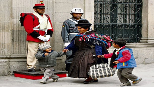 Foto de una mujer con dos niños de la mano