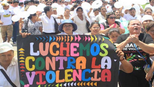 Mujeres sosteniendo un cartel de lucha contra la violencia