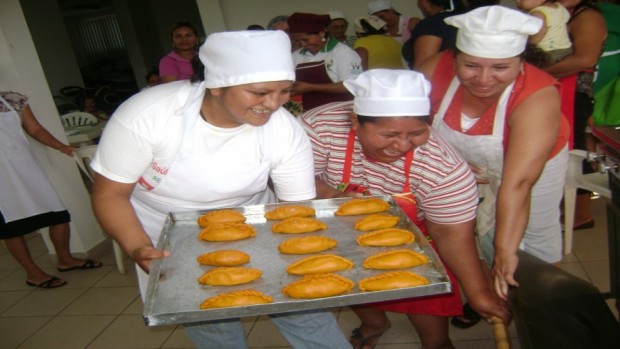 Foto de mujeres en programa de capacitación del municipio cruceño