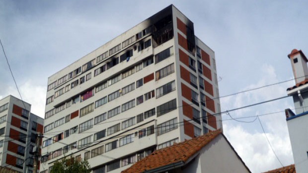 Incendio afecta dos pisos de un edificio en Miraflores | Erbol Digital  Archivo