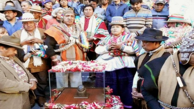 Foto de la Illa del Ekeko en su bienvenida a La Paz después de 156 años