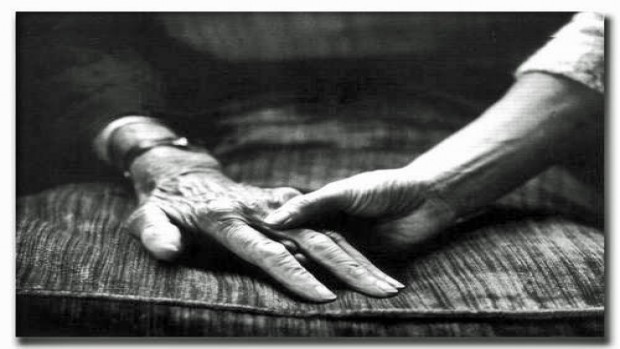 Foto de manos entrelazadas de una anciana y otra persona