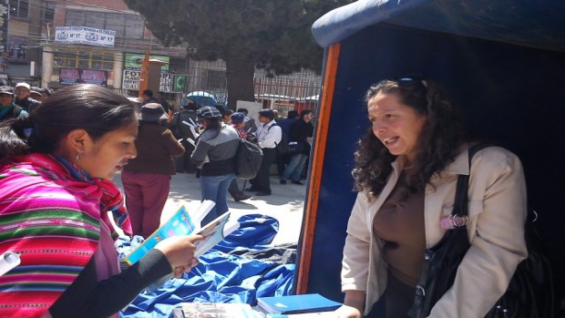 Mujeres en la puerta de la alcaldía de el Alto en una de las campañas contra la violr