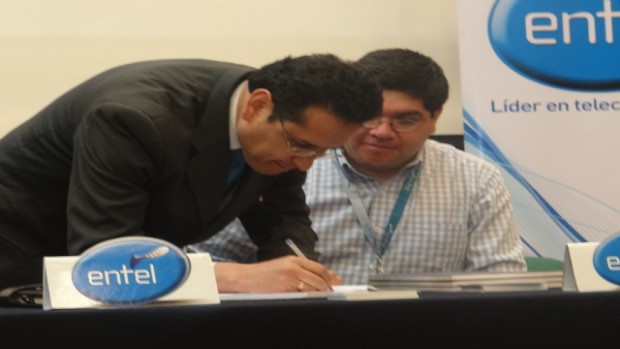 Foto de la firma de Emilio Evia en apoyo a la campaña Yo Apoyo a mi Alasita