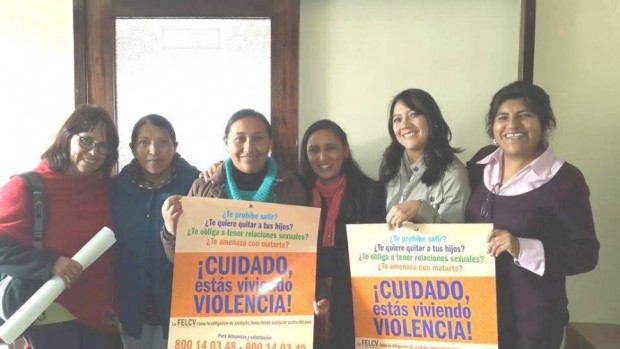 Un grupo de mujeres exponen unos afiches contra la violencia
