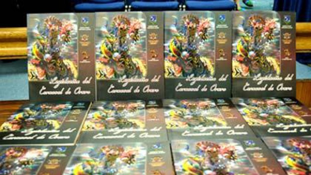 Foto del libro de normas para el Carnaval de Oruro