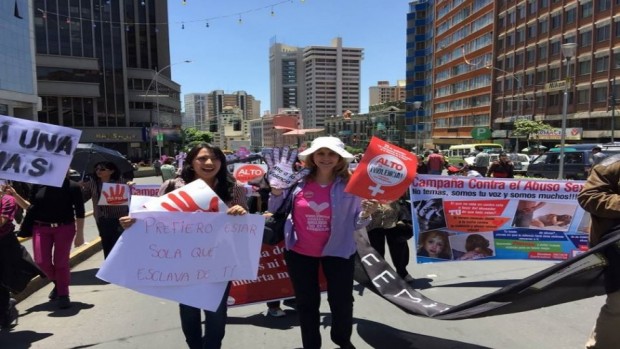 Foto de Lizeth Estrada Directora Ejecutiva del CBDHDD en una marcha de lucha contra la violencia