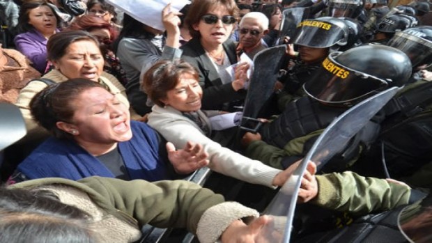 Foto de la represión de policías bolivianos a una marcha de lucha contra la violencia hacia las mujeres