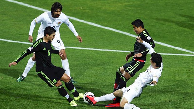 Pedriel y Martins (Bolivia) con Domínguez y Güemes (México) en disputa por el balon Pedriel y Martins (Bolivia) con Domínguez y Güemes (México) en disputa por el balon