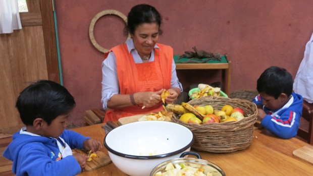 Niños ayudando en el hogar Niños ayudando en el hogar