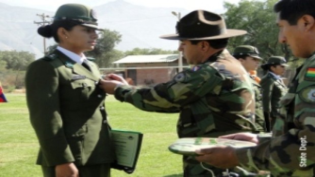 Una mujer policía recibe una distinción de un comandante