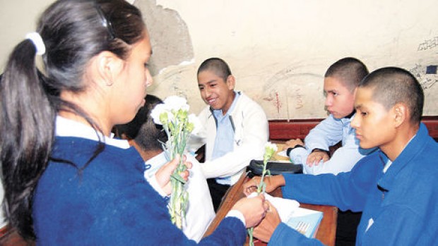 Foto simbólica de una de las 10 adolescentes que insistieron en ser inscritas en un colegio de varones.