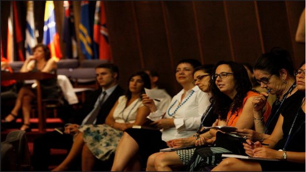 Mujeres reunidas en un foro de la CEPAL en Chile para fomento de la economía de las mujeres