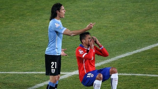 Jara, en la acción que le costó la expulsión a Cavani