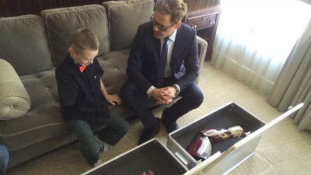 Robert Downey Jr. le da a un niño un brazo biónico de Iron Man